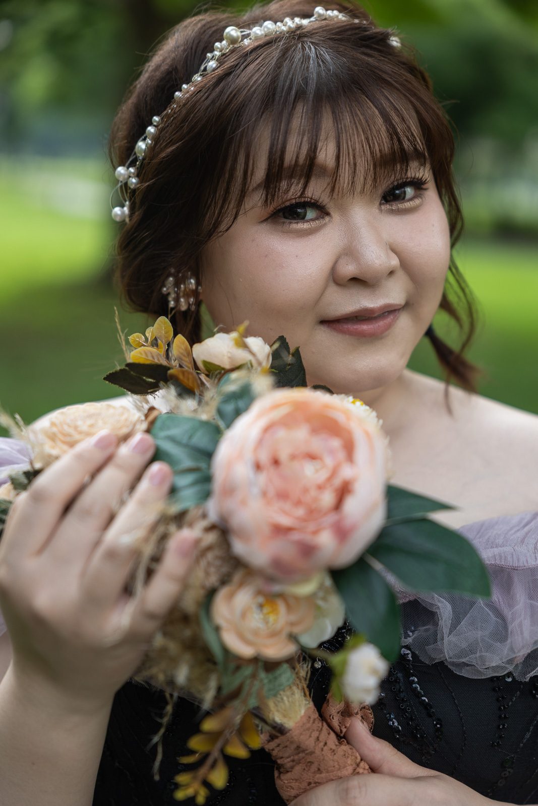 手捧花新娘於公園間的柔美人像,高雄婚紗攝影