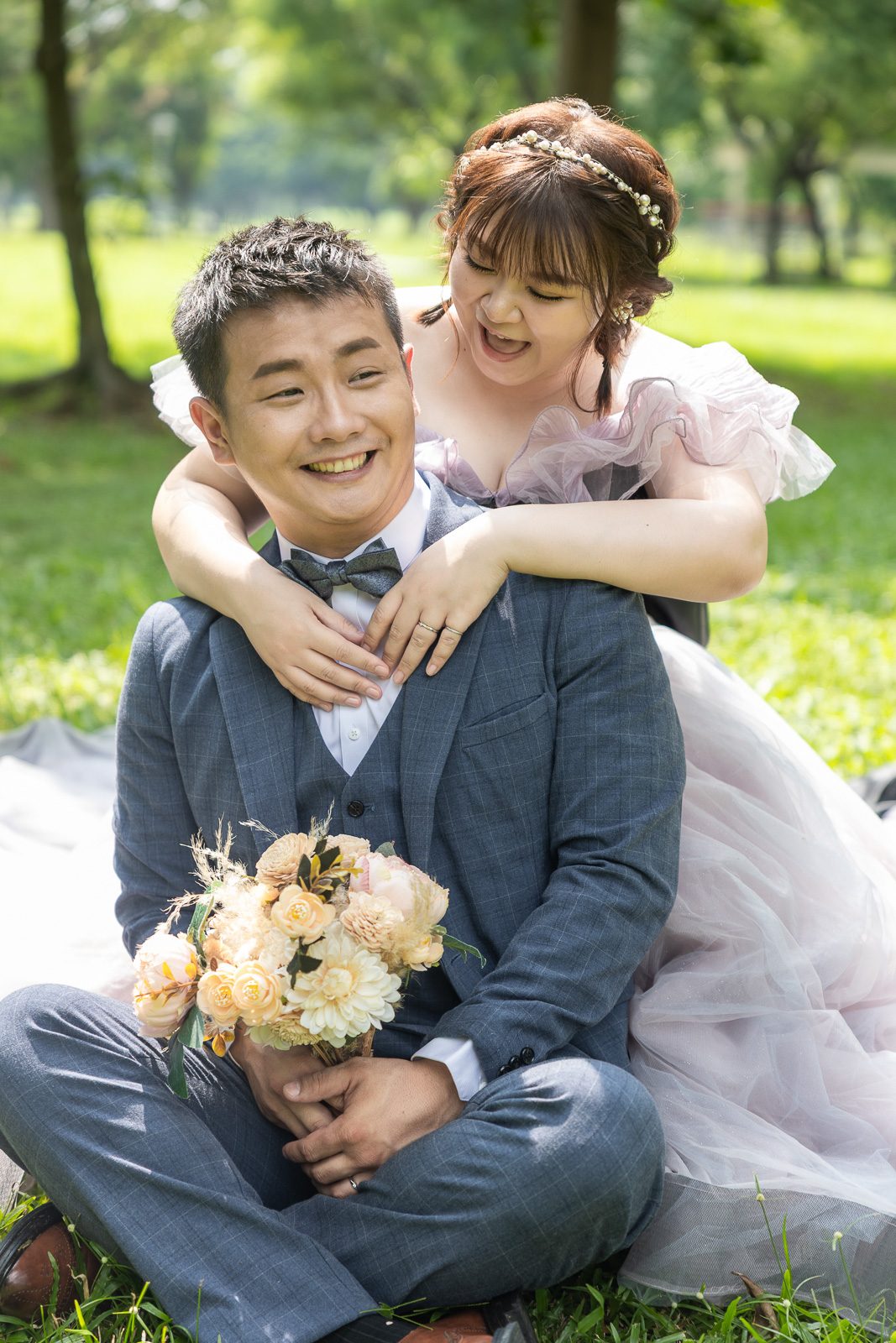 新娘依偎坐於新郎懷中的溫柔婚紗照,高雄婚紗攝影