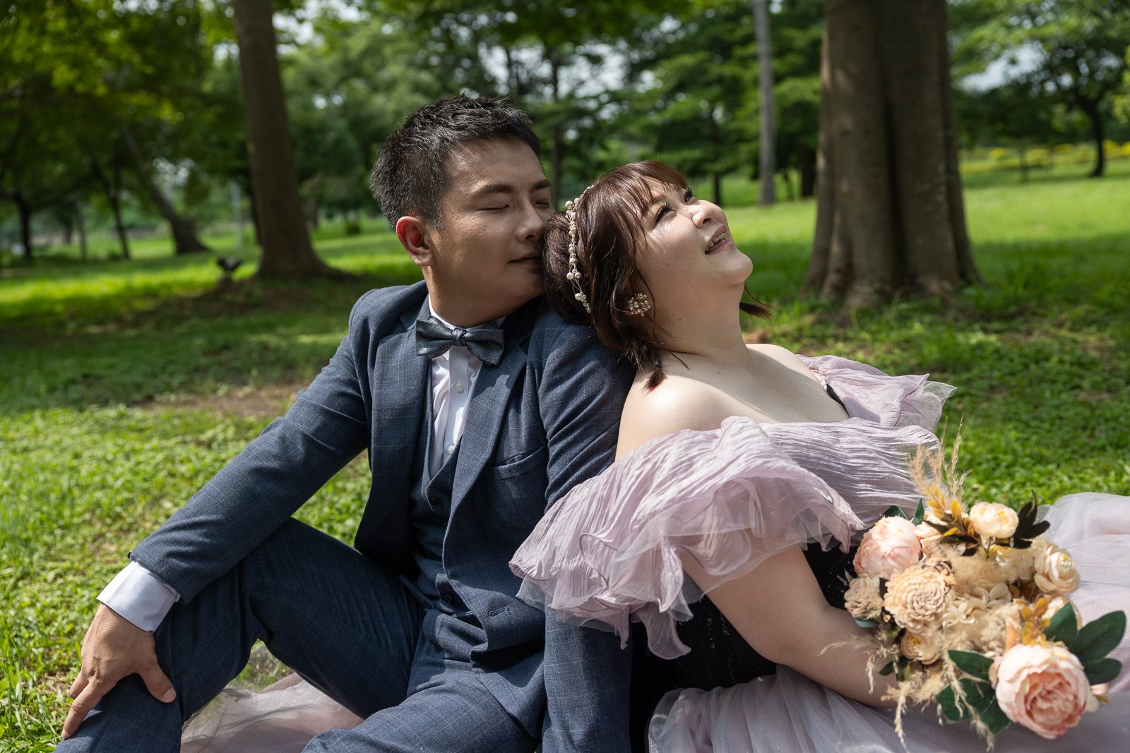 新人於草地上相依而臥的浪漫婚紗畫面,高雄婚紗攝影
