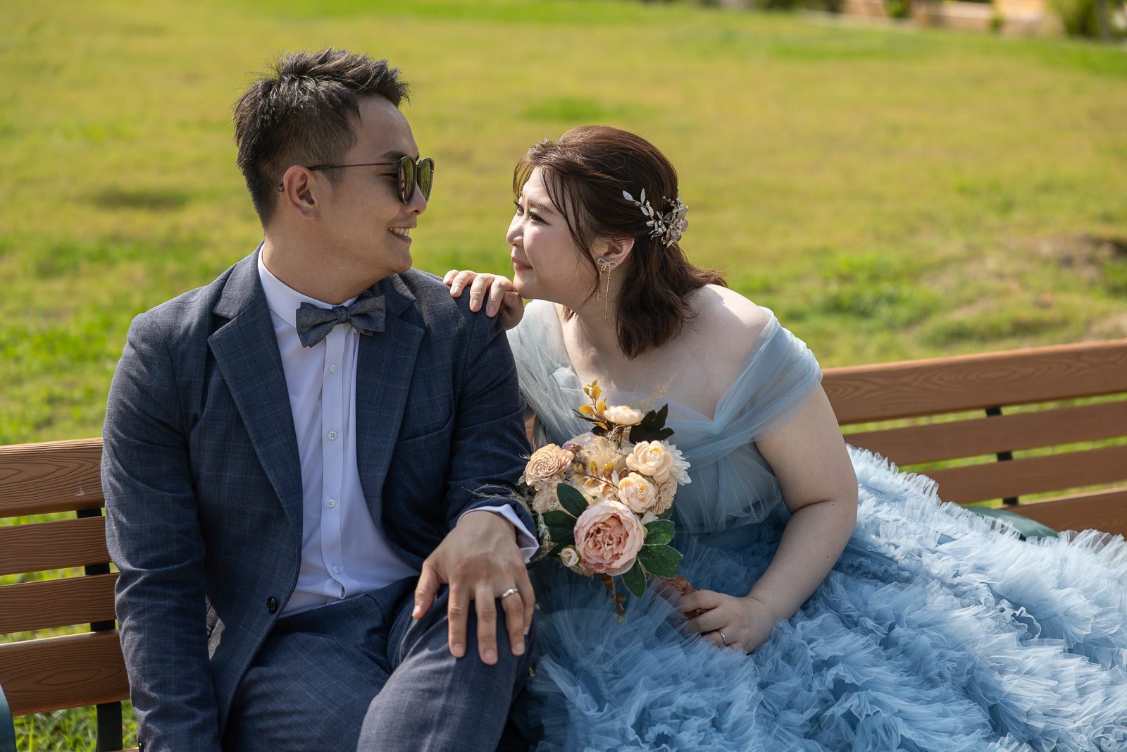 新人於公園長椅上相視而笑的婚紗照,高雄婚紗攝影