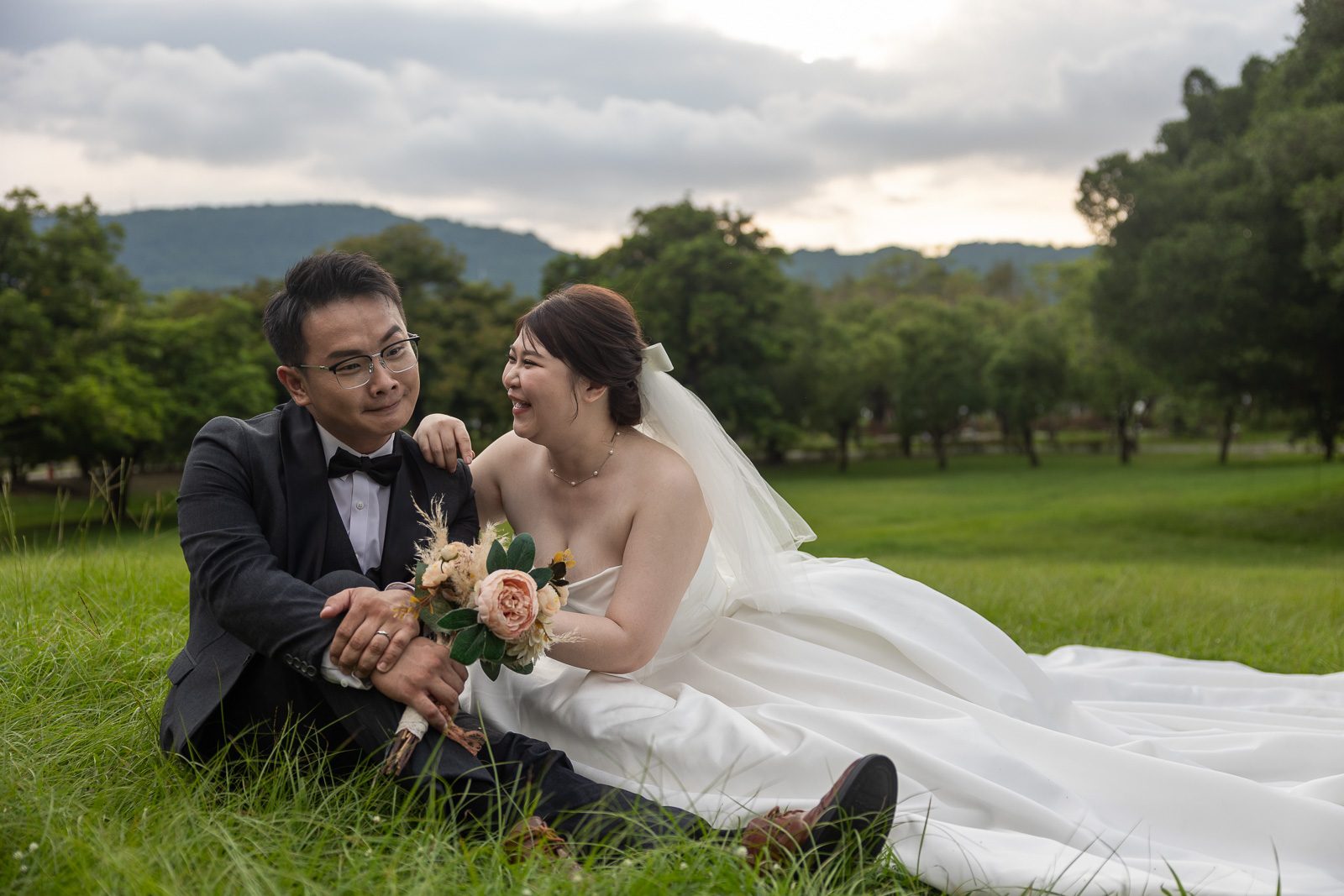 夕陽下草原上新人相擁的唯美婚紗照,高雄婚紗攝影