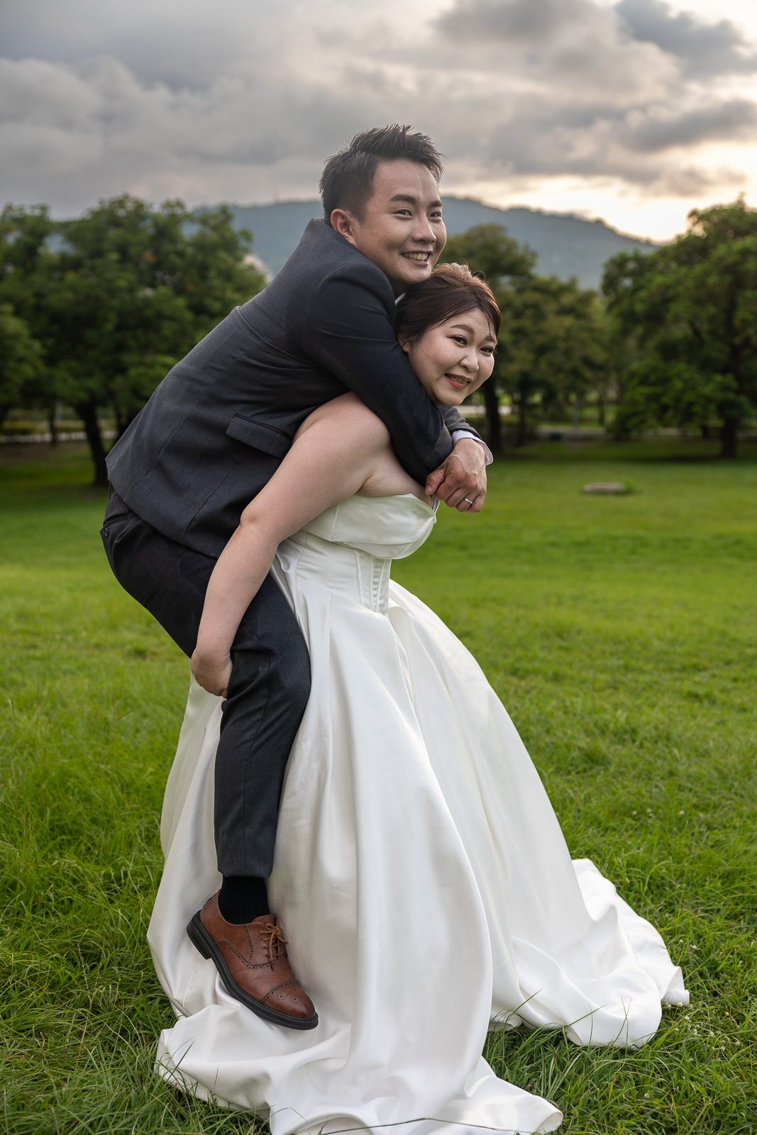新郎揹起新娘的俏皮互動婚紗照,高雄婚紗攝影