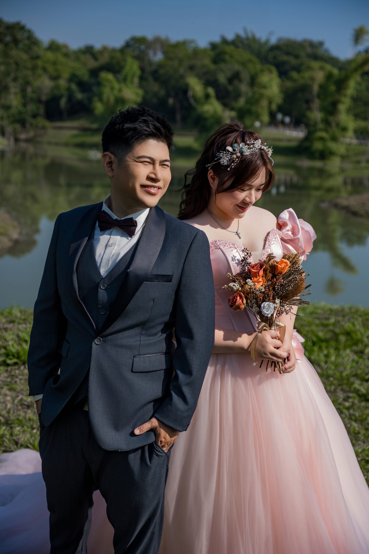 高雄婚紗攝影 公園粉色禮服站姿