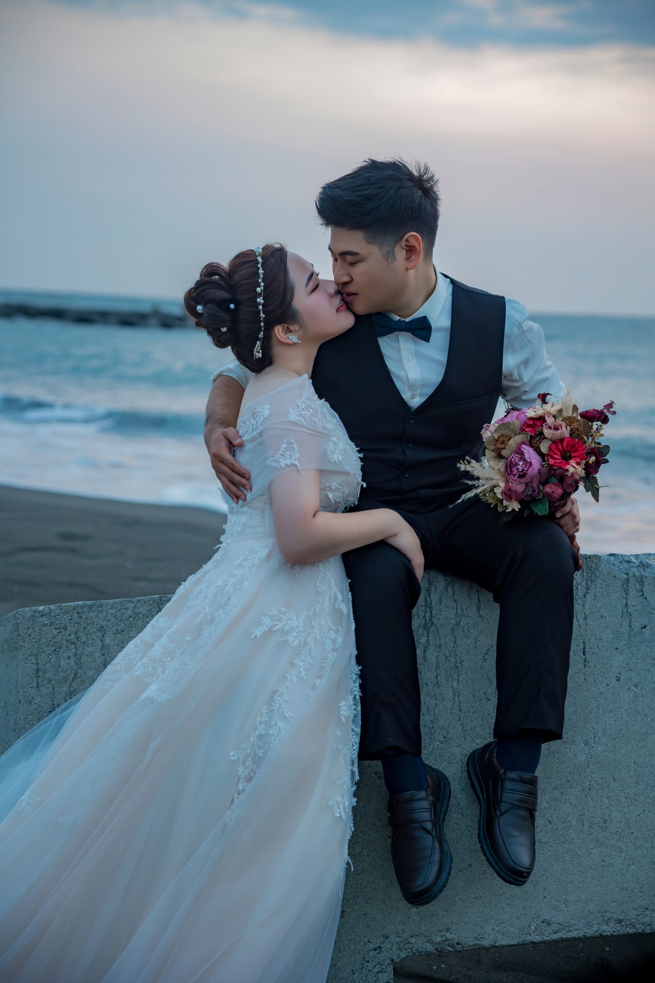 高雄婚紗攝影 海邊坐姿依偎