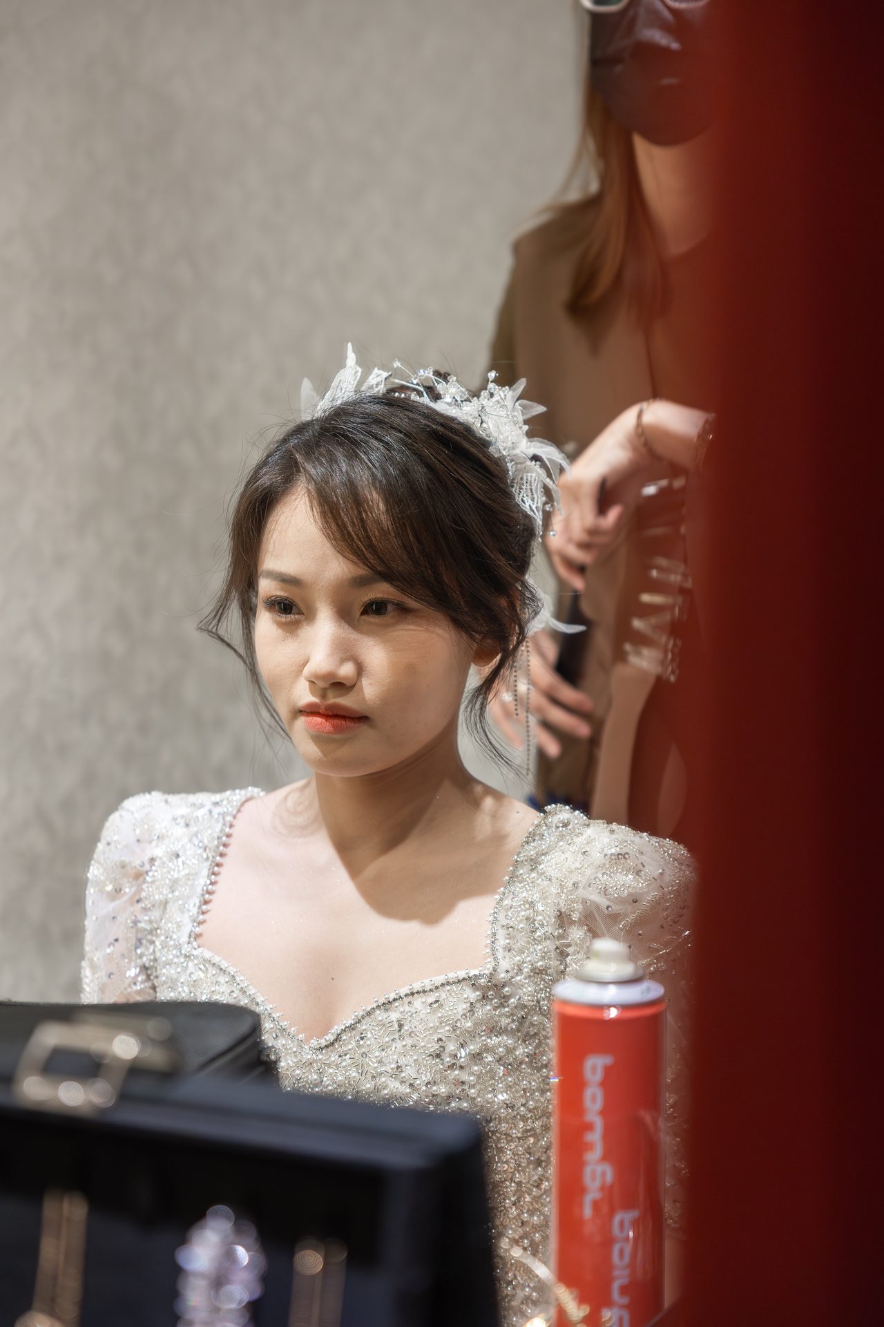 新娘配戴髮飾、妝髮完成的側顏特寫,高雄婚禮紀錄
