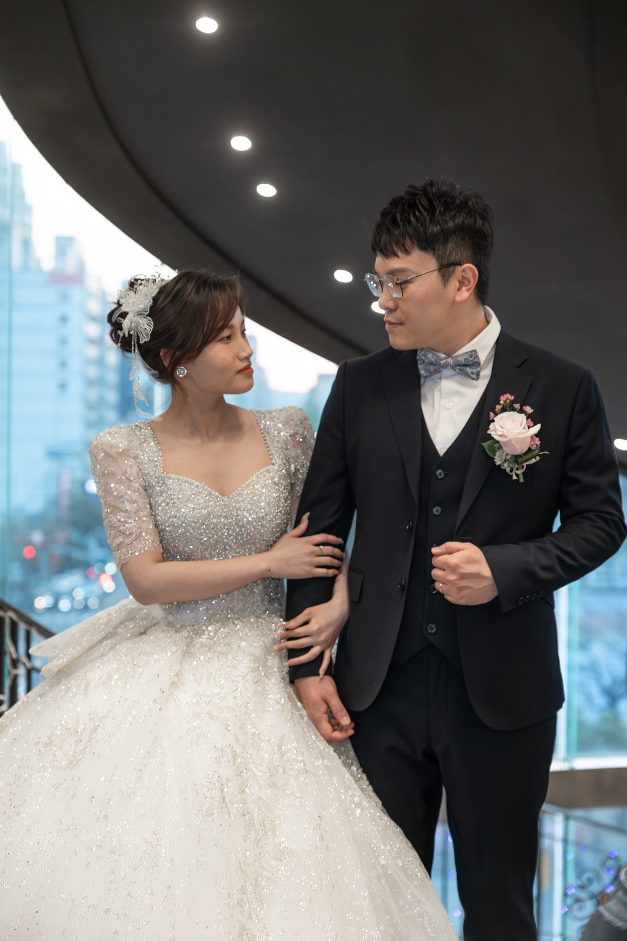 白紗新人在婚宴會場相擁的甜蜜合影,高雄婚禮攝影