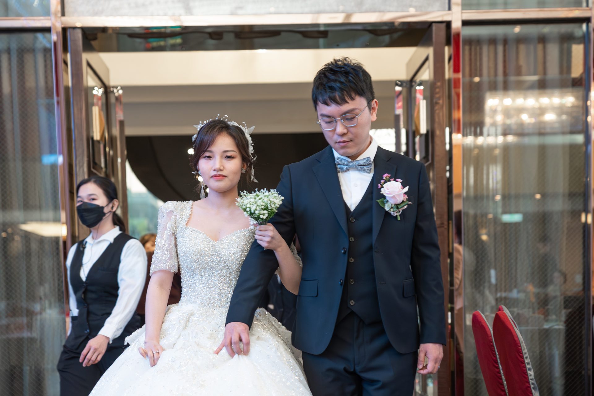 新人於婚宴現場相視而笑的紀實畫面,高雄婚禮紀錄