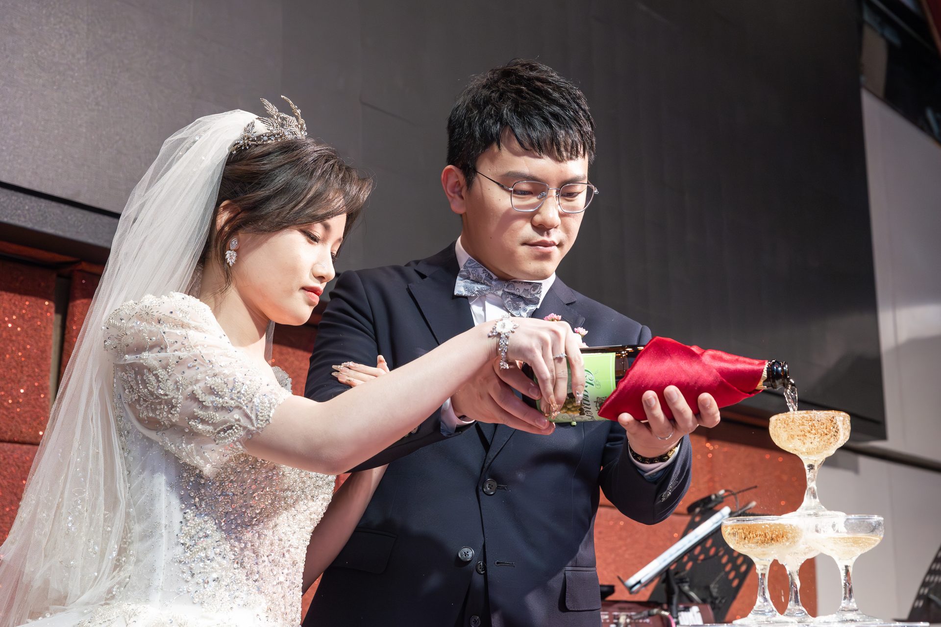 新人一同倒香檳塔的婚宴儀式,高雄婚禮攝影
