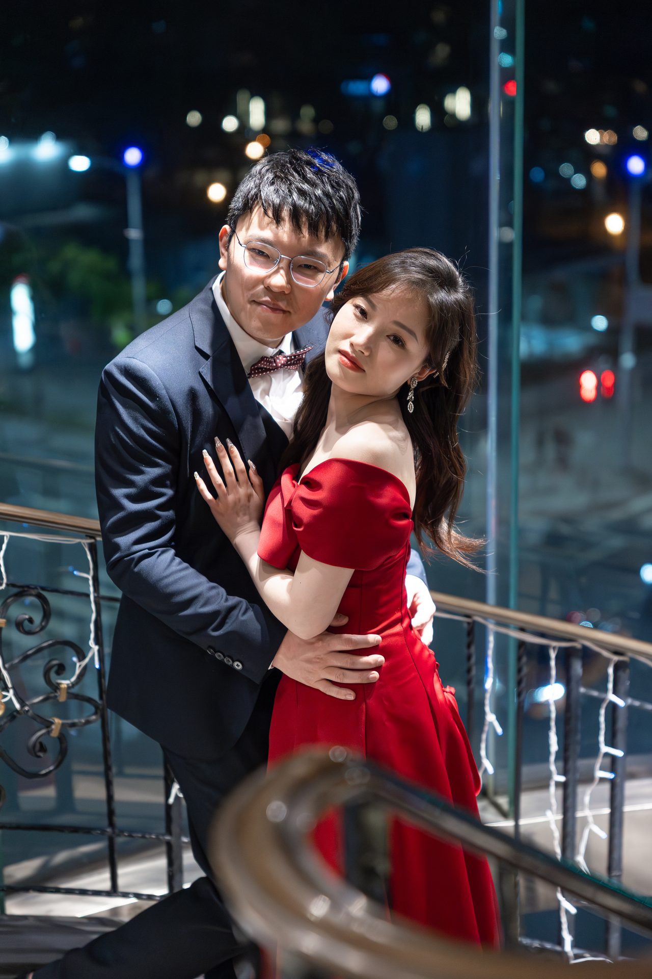 二進紅色禮服新人深情相擁的畫面,高雄婚禮攝影
