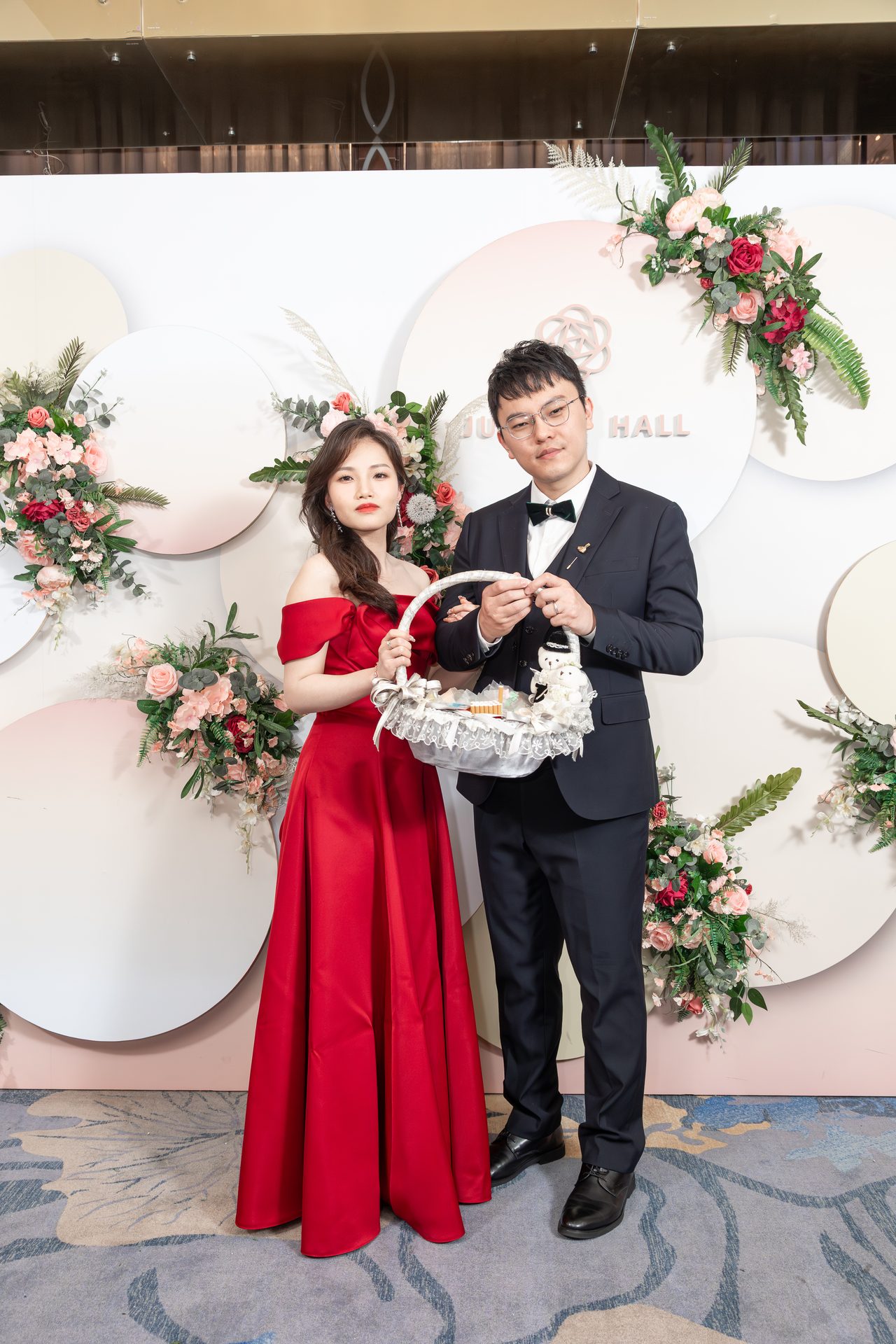 紅色禮服新人於花藝背板前的合影,高雄婚攝