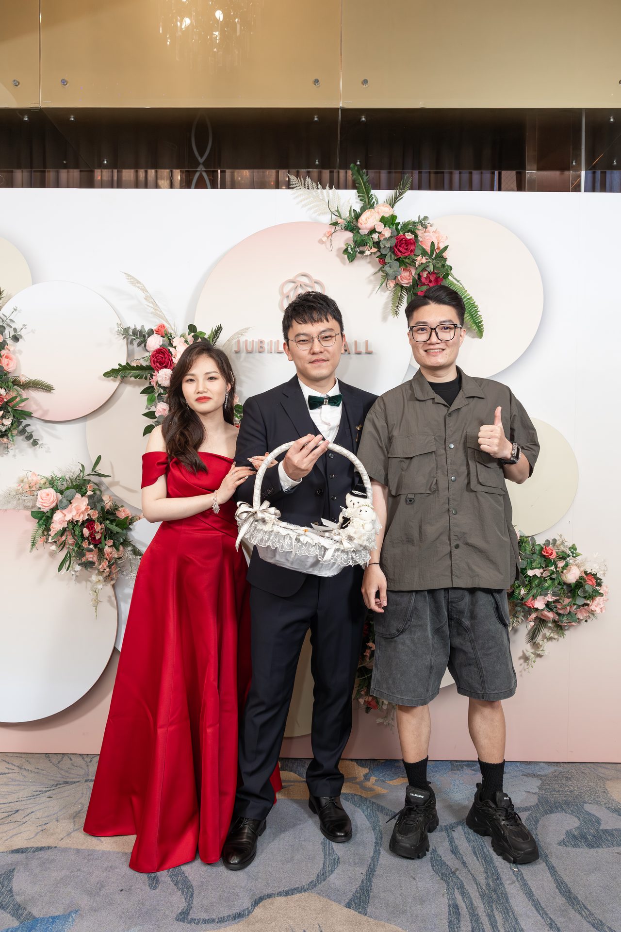 送客時新人於背板前合影留念,高雄婚禮攝影
