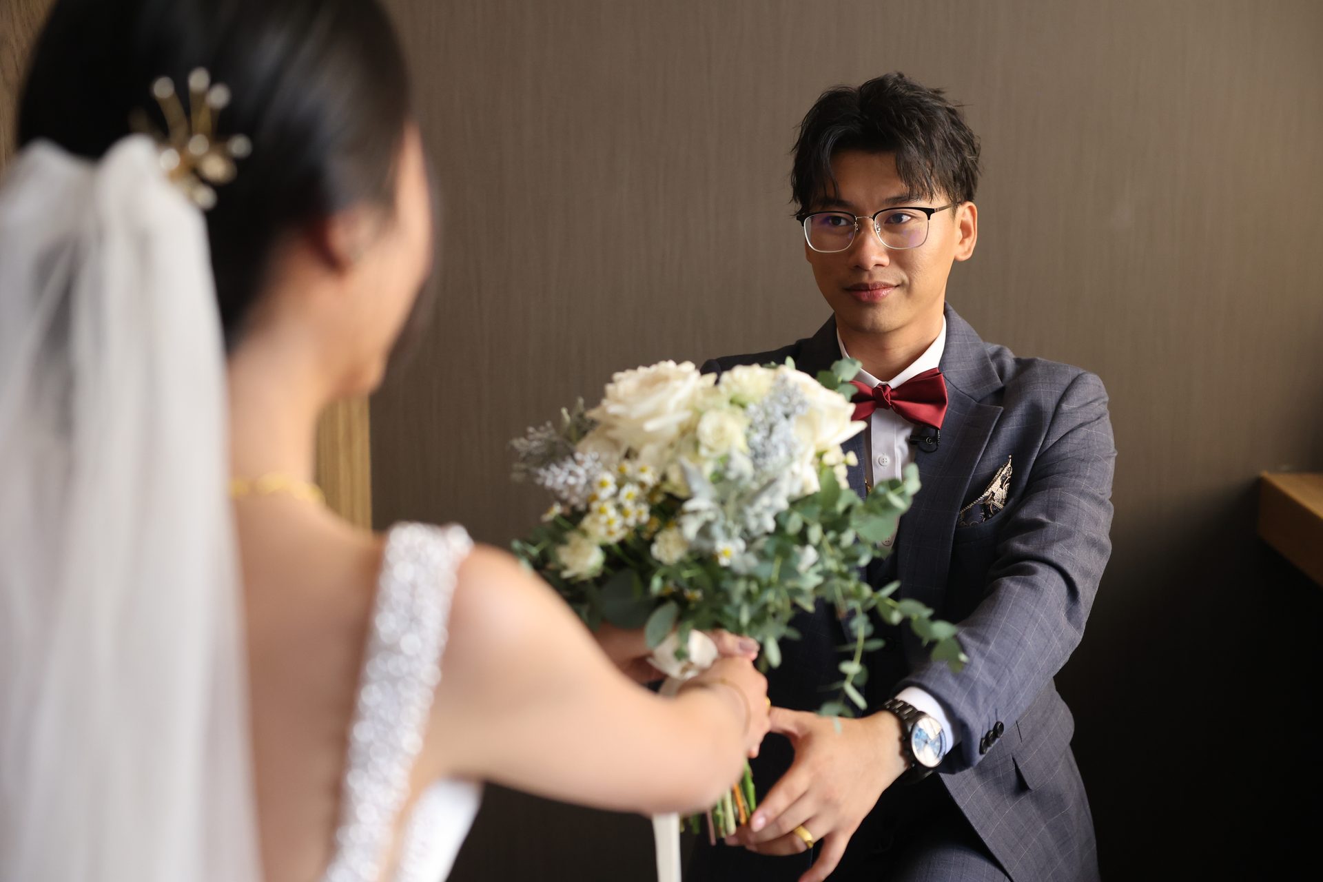 披上頭紗的新人於房內合影,高雄婚攝