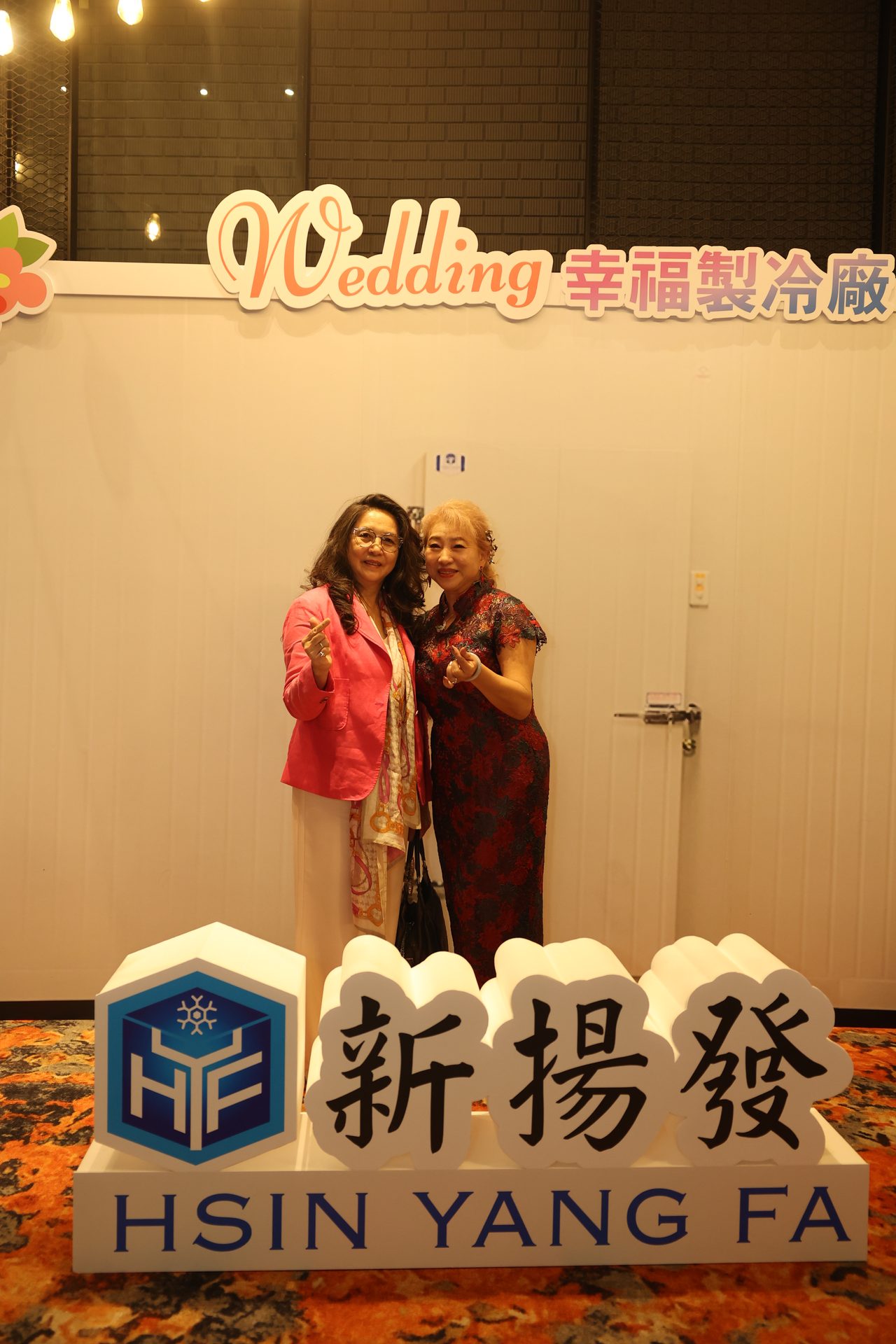 新人於婚宴舞台盛大進場,高雄婚禮攝影