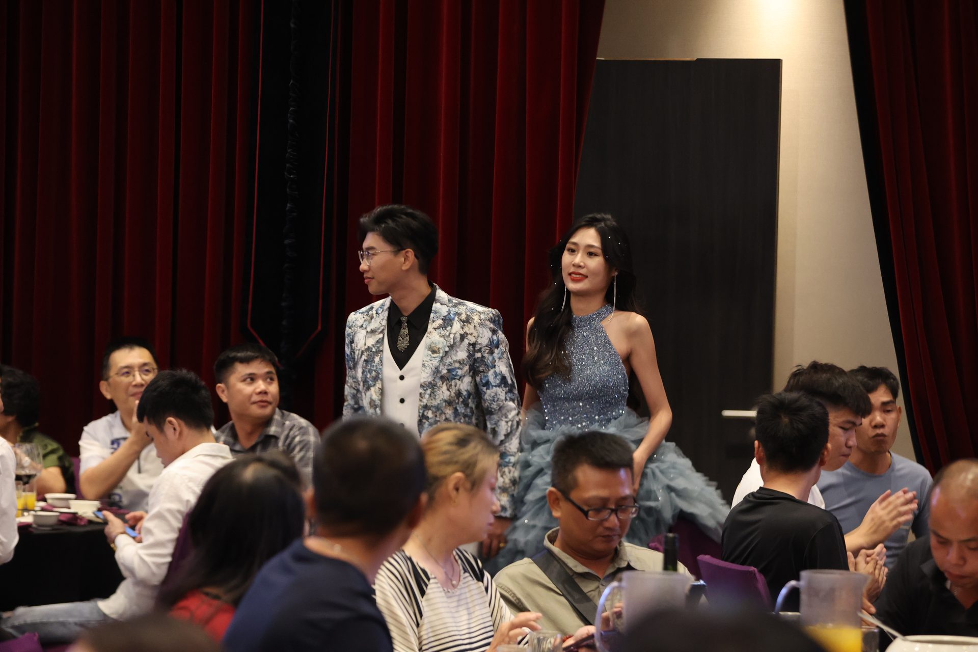 新人於婚宴舞台上的合影,高雄婚攝