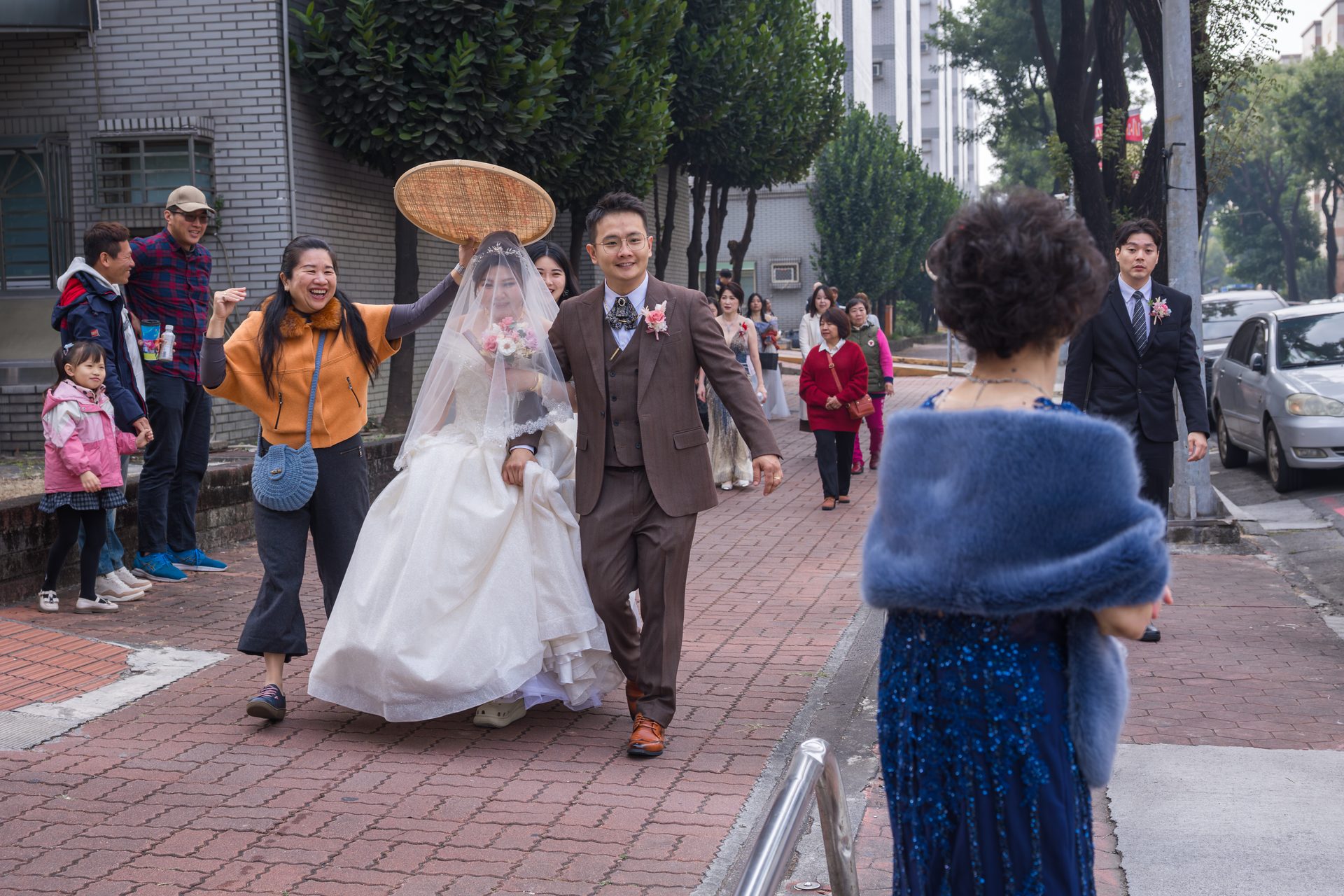 新娘撐傘出嫁的傳統習俗畫面,高雄婚攝