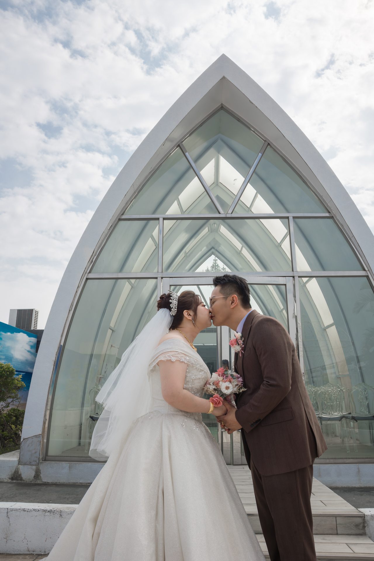 新人於證婚拱門前深情相吻,高雄婚攝
