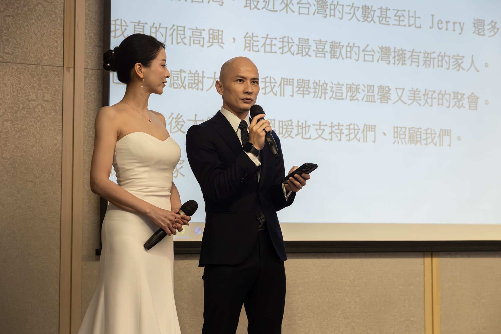 新人舉杯敬酒的同歡時刻,高雄婚攝