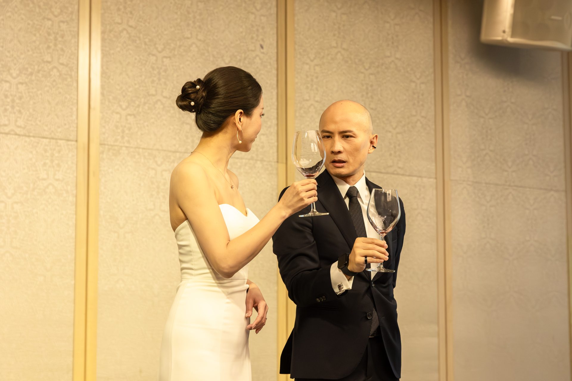 新人於婚宴舉杯共飲的畫面,高雄婚禮攝影