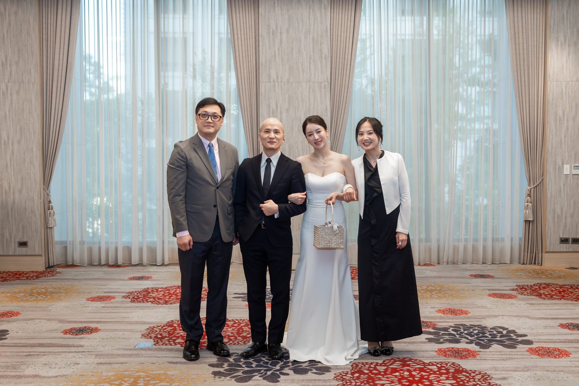 新人與親友的溫馨大合照,高雄婚攝