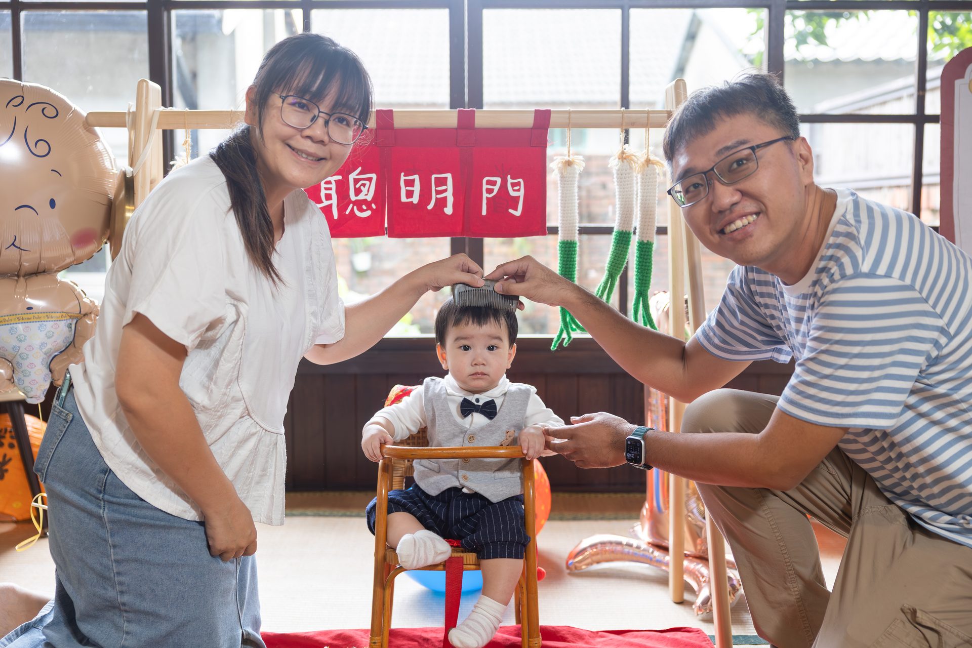 高雄親子攝影,爸媽牽著寶寶的手一起通過聰明門祈願聰慧健康