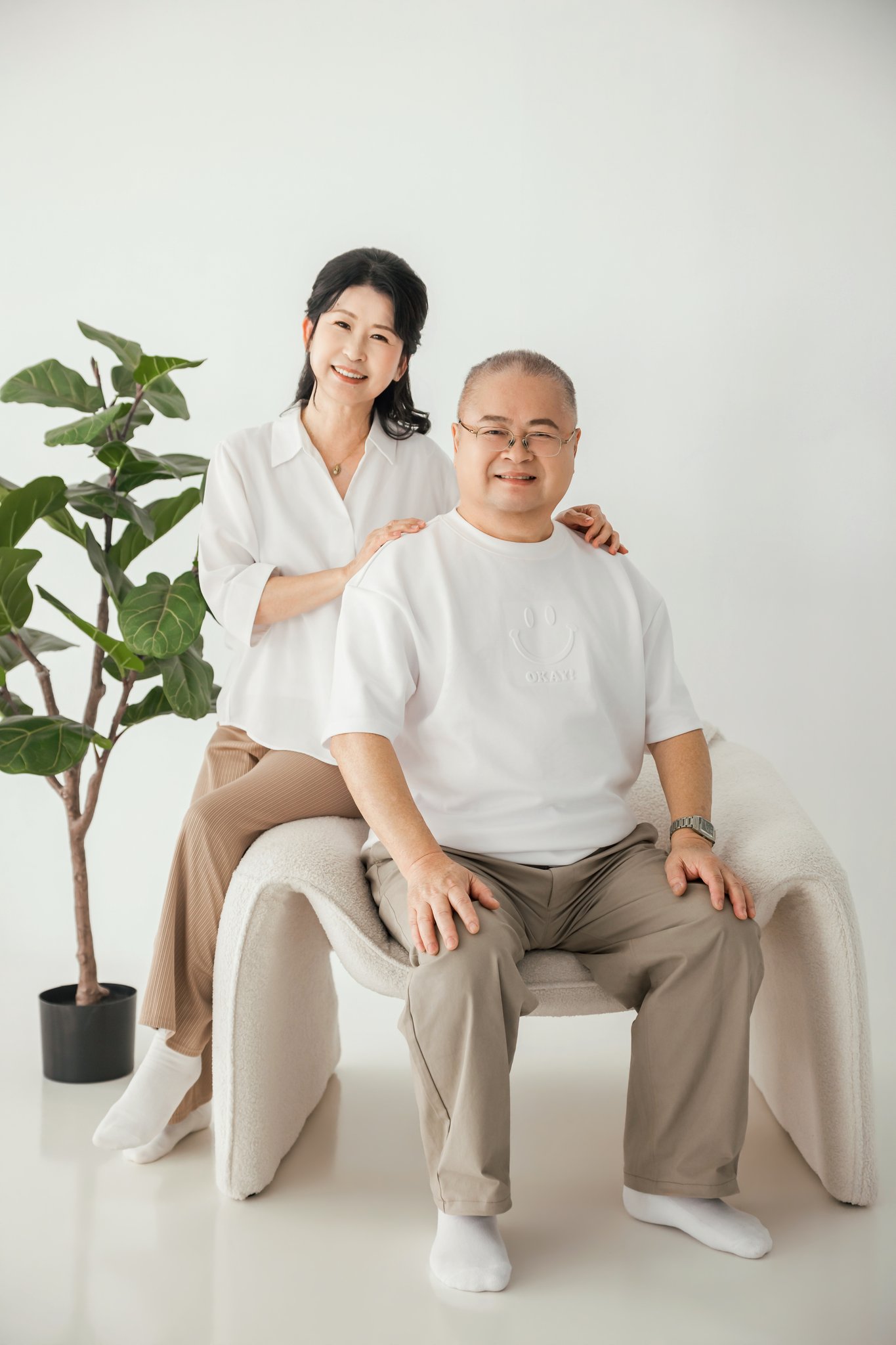 高雄全家福棚拍開場，一家人在全白背景前略帶拘謹的合影