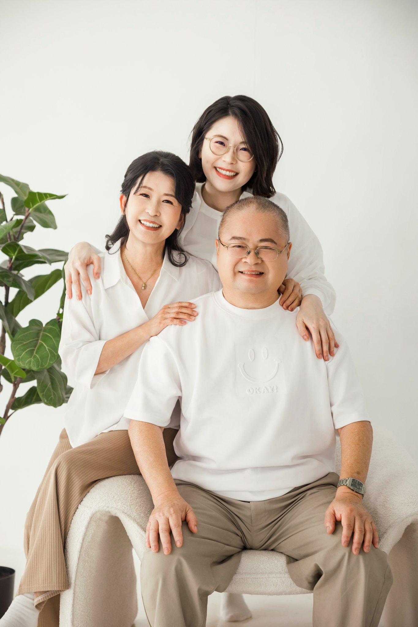 全白棚景下的高雄親子攝影，家人靠在一起自然微笑