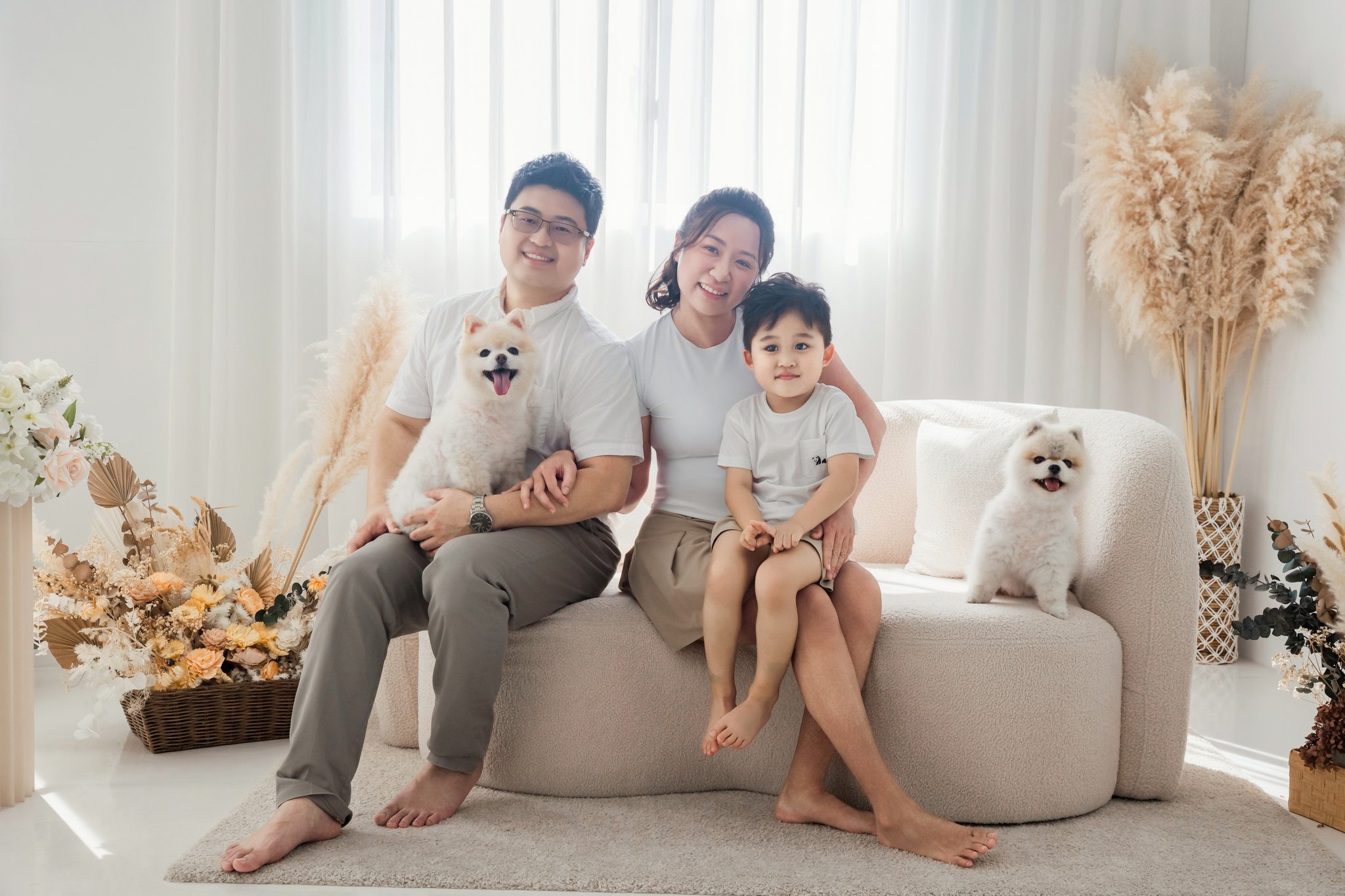 橫式構圖的高雄親子攝影，全家人與狗狗一起入鏡的畫面