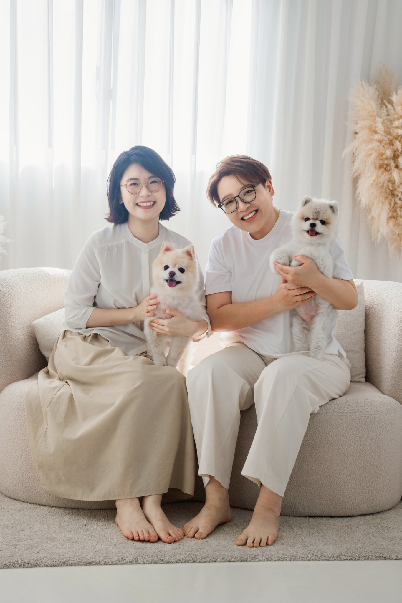 親子寫真直式取景，家人低頭互動的溫暖瞬間